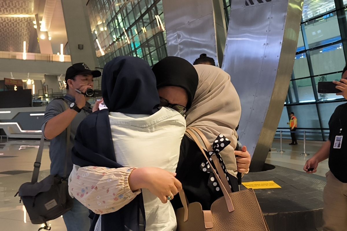 Reuni Penuh Haru di Bandara Soekarno-Hatta, WNI Dievakuasi dari Iran Akhirnya Pulang